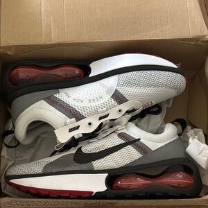 Nike White and Black Athletic Shoes with Air Cushioning